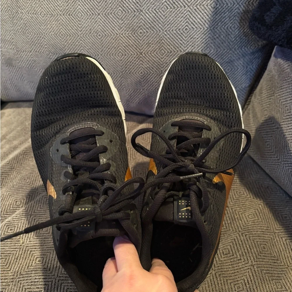 Nike Black and gold Women's Sneakers shoes 8.5 running A00501